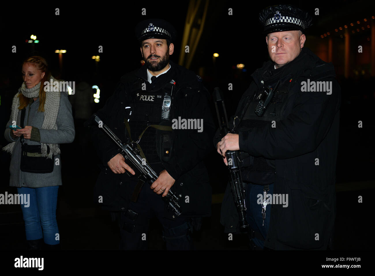 Nella scia di attentati di Parigi, è aumentata la presenza della polizia era visibile come i fan di arrivare per l'Inghilterra del amichevole con la Francia con: polizia armata dove: Londra, Regno Unito quando: 17 Nov 2015 Foto Stock