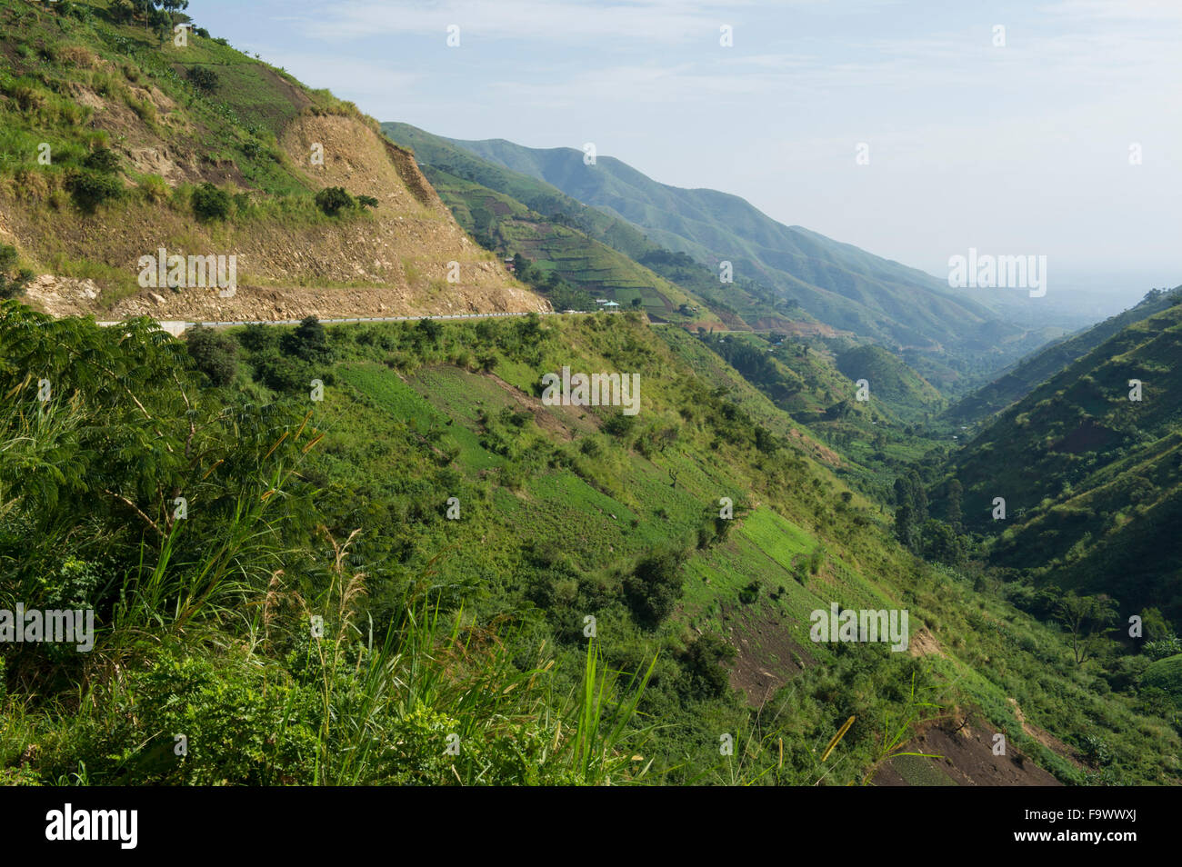 Strada discendente da Fort Portal nella valle Semliki, Uganda Foto Stock