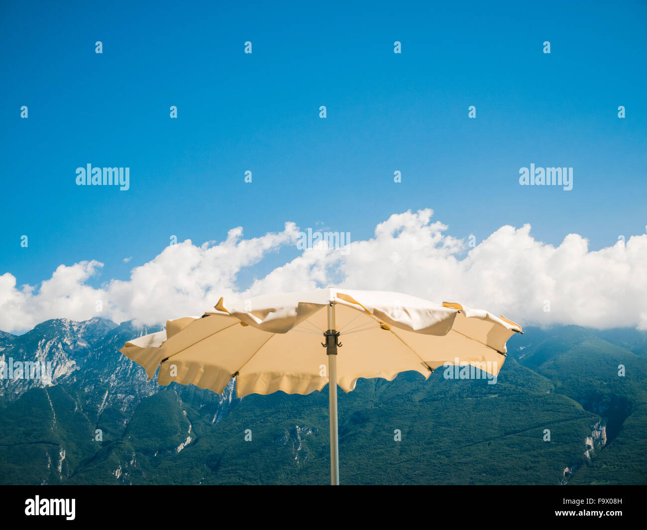 L'Italia, il Lago di Garda, ombrellone a Lido di Tignale, Monte Baldo in  background Foto stock - Alamy