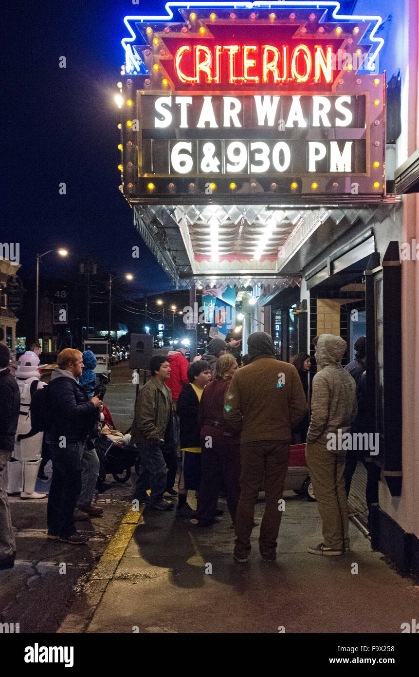 Bar Harbor, Maine, Stati Uniti d'America. Xviii Dicembre, 2015. Ventole celebrare la serata di apertura di Star Wars: La forza risveglia al criterio storico teatro. Credito: Jennifer Booher/Alamy Live News Foto Stock