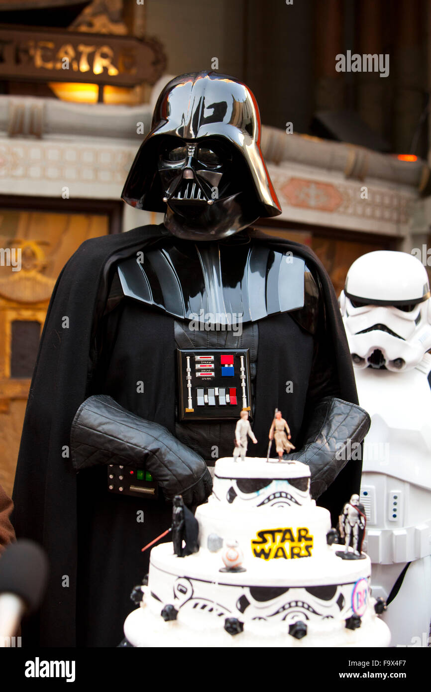 Una Star Wars Wedding - su 12/17/2015 Caroline Ritter (camionista, 34 anni) sposato Andrea Facchini (vigili del fuoco, 29 anni) si sono sposati a TCL Chinese Theatre IMAX, 6925 Hollywood Blvd., Hollywood, California folla guardato come la felice coppia sposata davanti al teatro. Il denaro è stato donato nel loro nome da IMAX al Starlight i bambini della Fondazione. Foto Stock