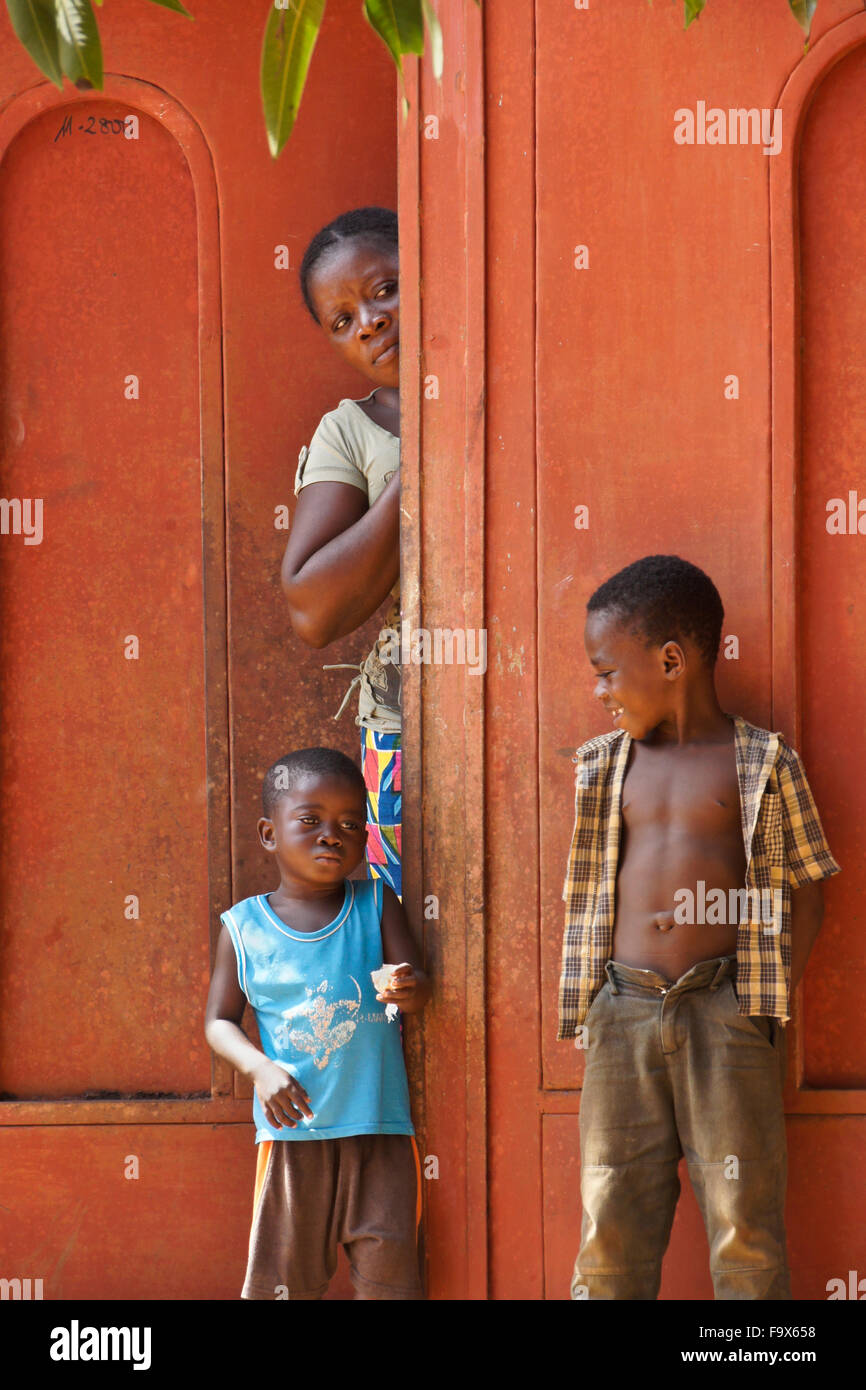 La donna e i bambini di fronte a casa loro, a Lomé, Togo Foto Stock