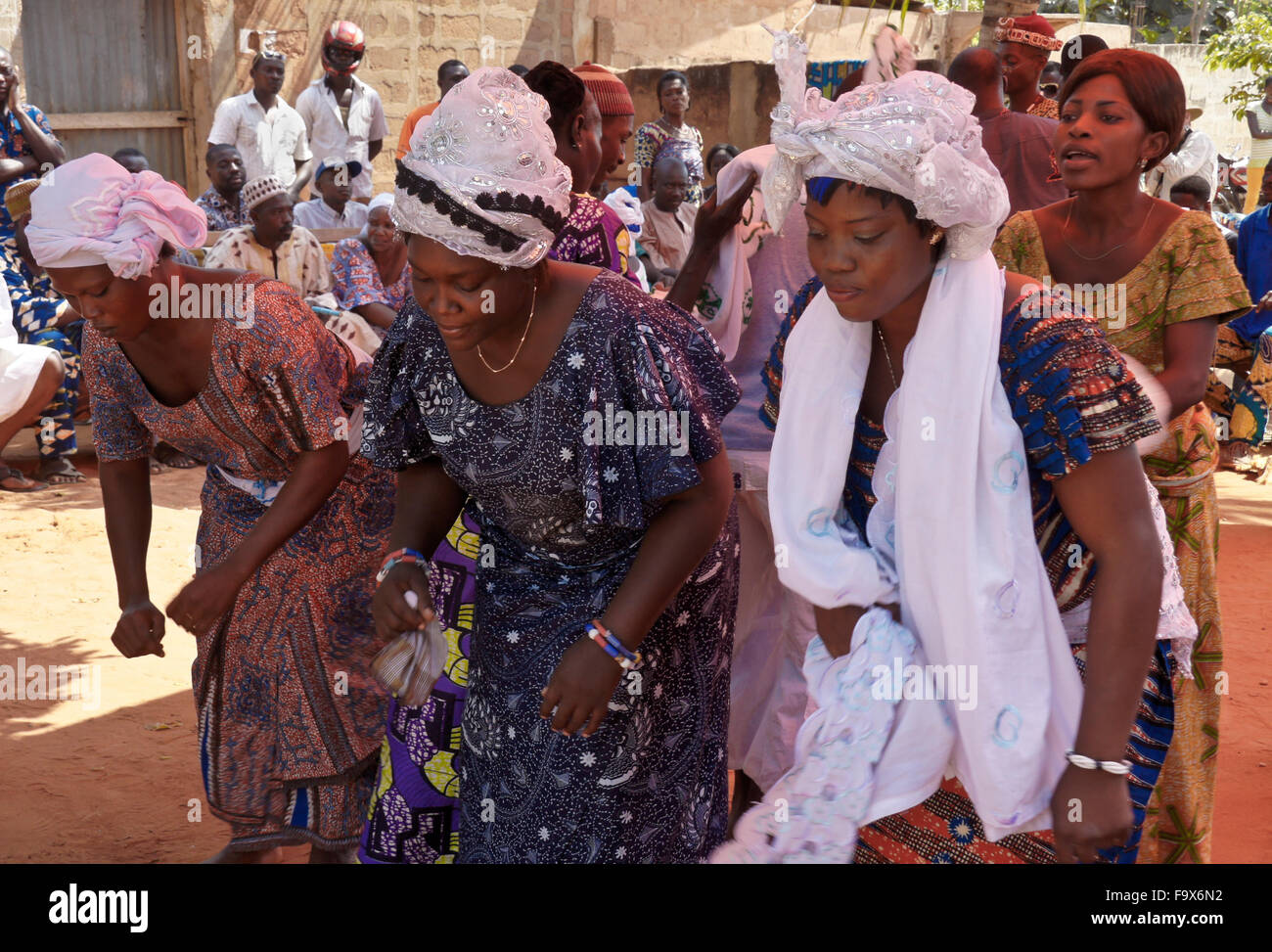 Pecora le donne che partecipano a un Tron vodun (Voodoo) cerimonia, a Lomé, Togo Foto Stock