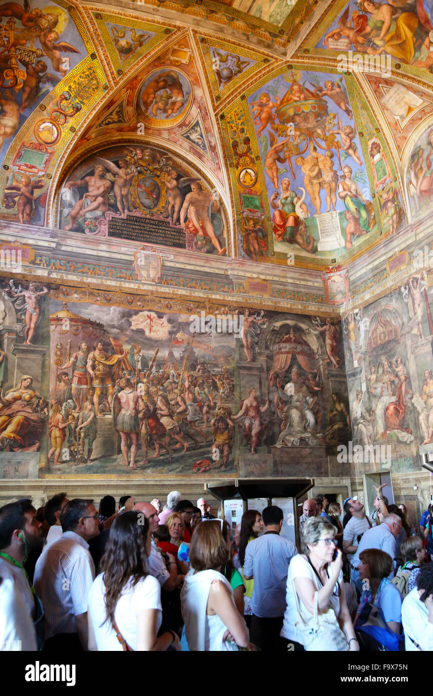 Ai turisti di ammirare la Sala di Costantino nel Museo del Vaticano. Foto Stock