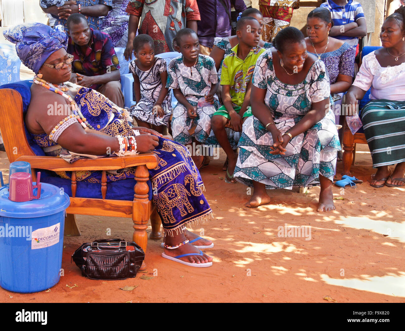Pecora persone che partecipano a un Tron vodun (Voodoo) cerimonia, a Lomé, Togo Foto Stock