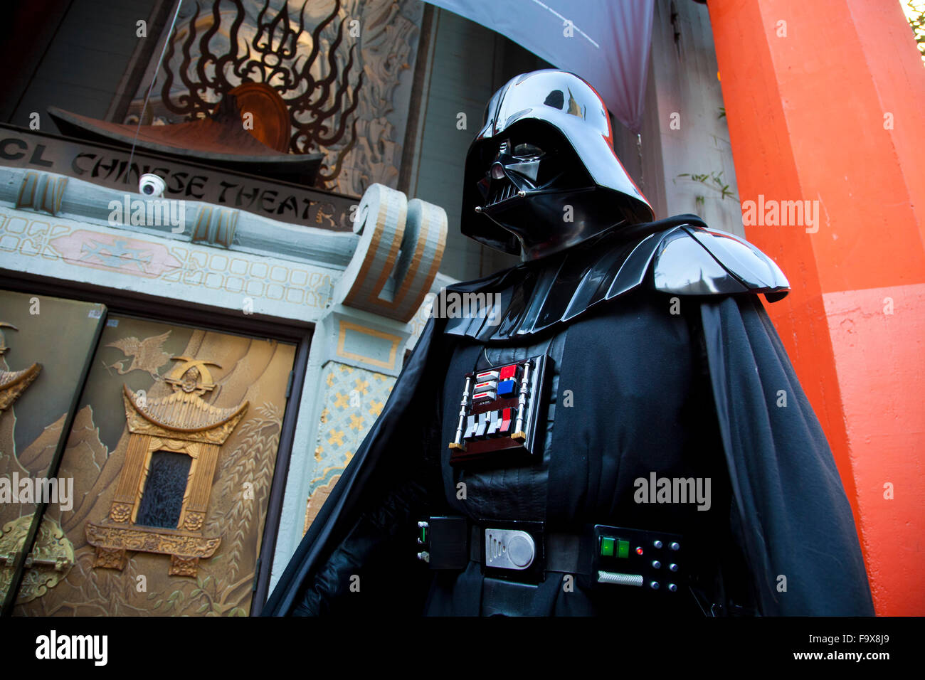 Una Star Wars Wedding - su 12/17/2015 Caroline Ritter (camionista, 34 anni) sposato Andrea Facchini (vigili del fuoco, 29 anni) si sono sposati a TCL Chinese Theatre IMAX, 6925 Hollywood Blvd., Hollywood, California folla guardato come la felice coppia sposata davanti al teatro. Il denaro è stato donato nel loro nome da IMAX al Starlight i bambini della Fondazione. Foto Stock