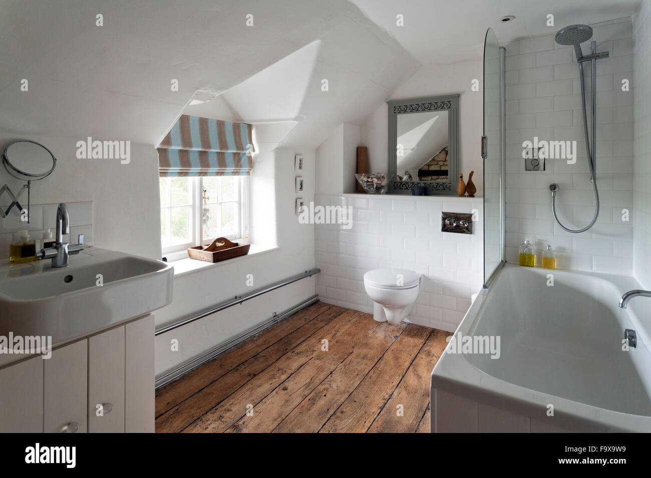 Bagno moderno, tutto bianco. Foto Stock