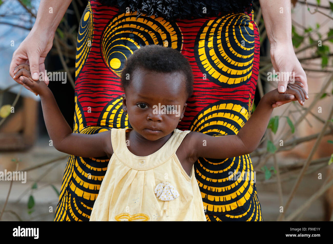 Ragazza africana e il suo francese madrina. Foto Stock