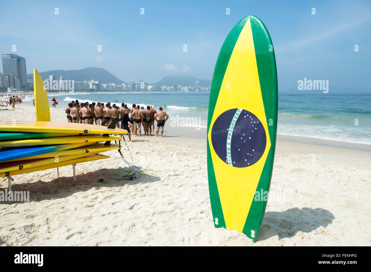 RIO DE JANEIRO, Brasile - 10 novembre 2015: bandiera brasiliana con la tavola da surf nella parte anteriore di un bagnino corso di formazione sulla spiaggia di Copacabana Foto Stock