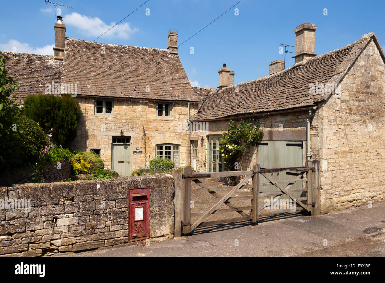 Un idilliaco Cotswold cottage in pietra in estate il sole, Sherborne, Gloucestershire, Regno Unito Foto Stock