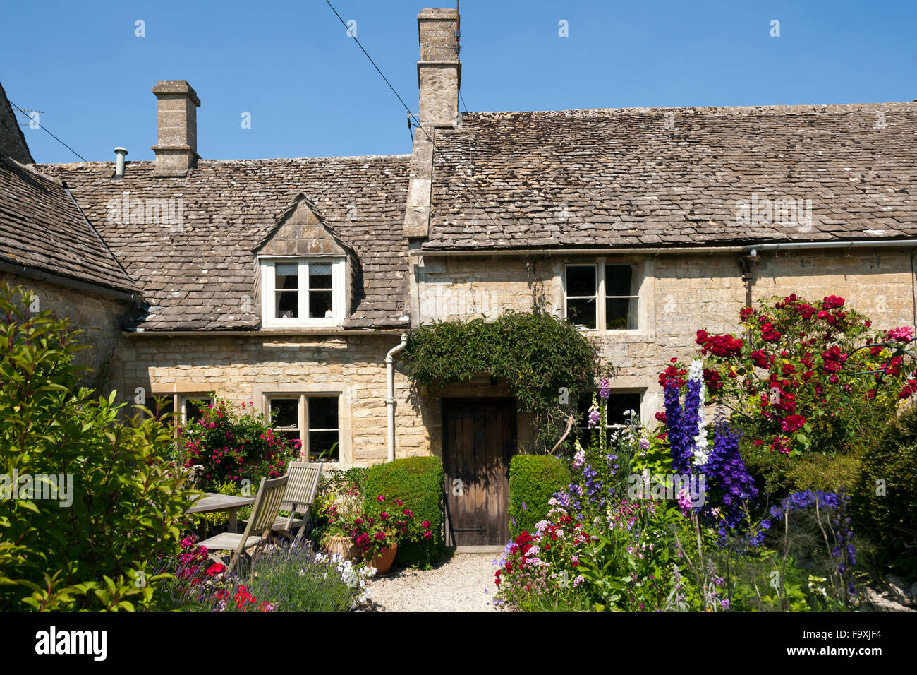 Un idilliaco Cotswold cottage in pietra in estate il sole, Sherborne, Gloucestershire, Regno Unito Foto Stock