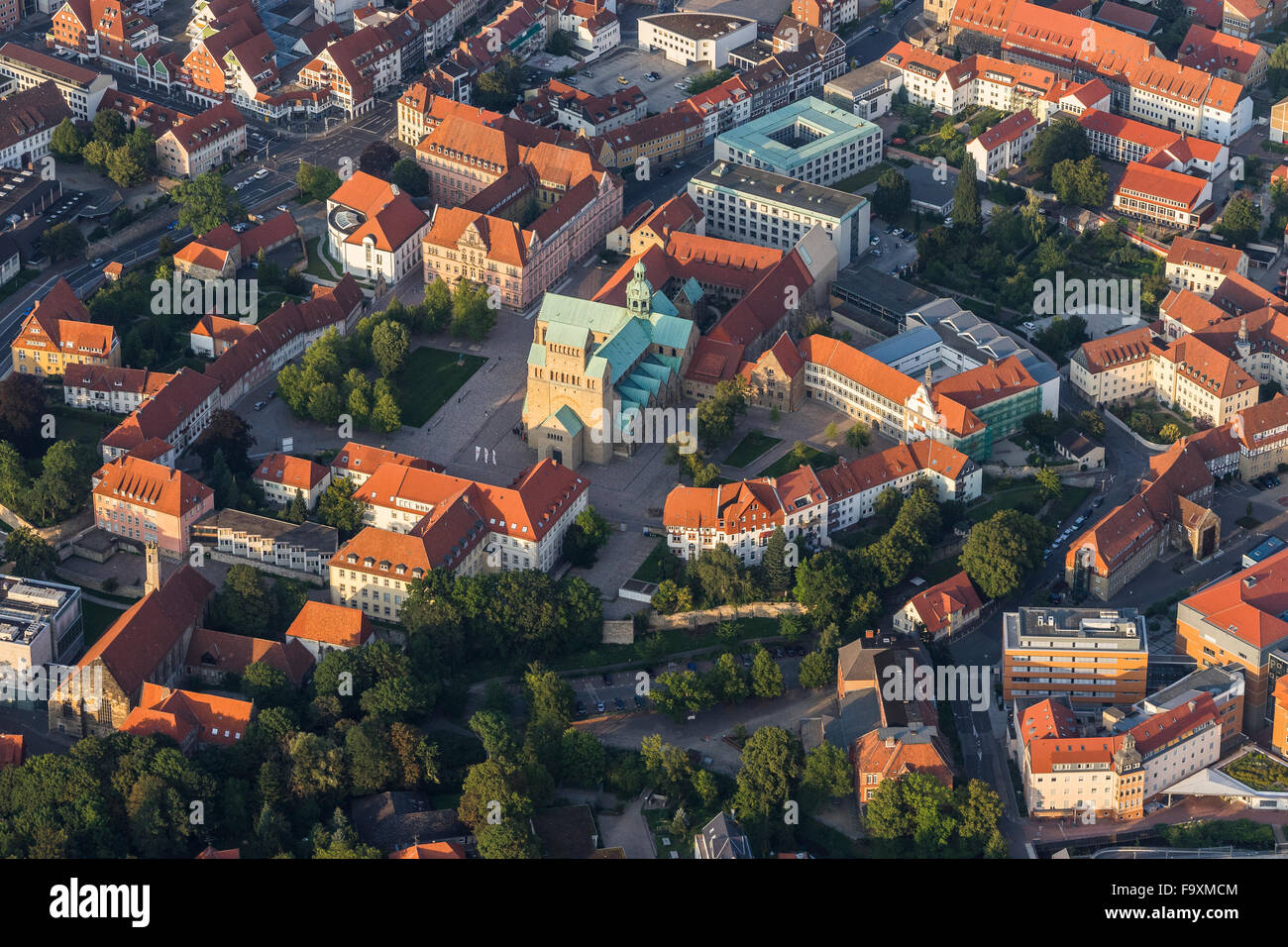 Germania, Bassa Sassonia, Hildesheim, vista aerea con il Duomo Foto Stock
