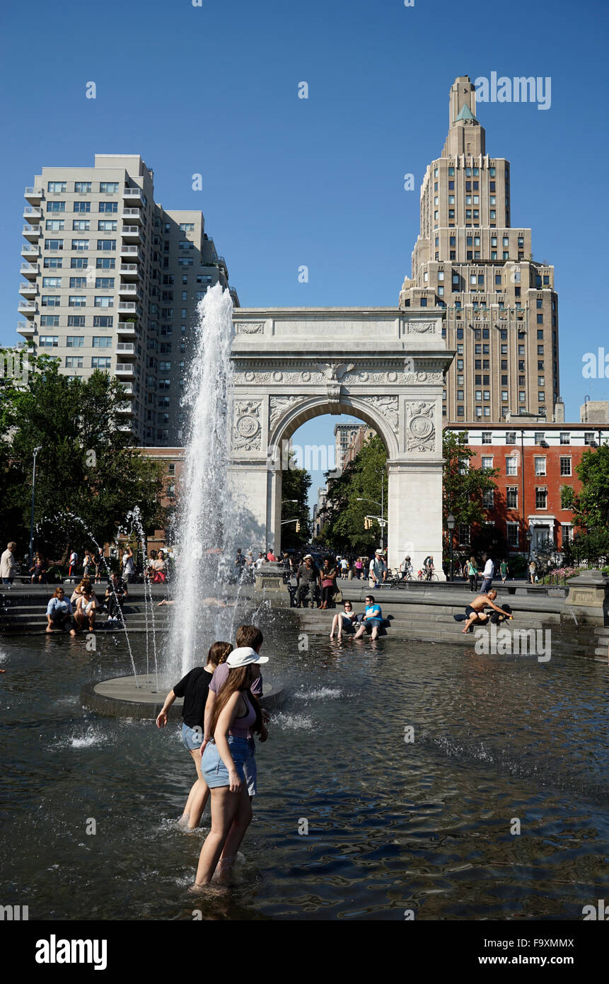 Fontana centrale a Washington Square Park con i visitatori e Washington Square Arch nel retro, New York City USA Foto Stock