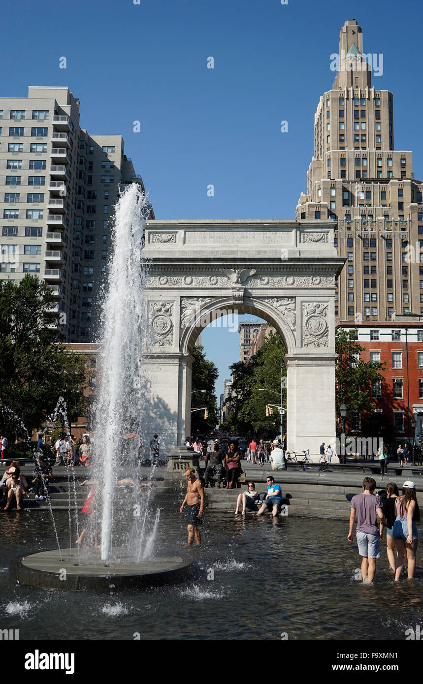 Fontana centrale a Washington Square Park con i visitatori e Washington Square Arch in background, New York City USA Foto Stock