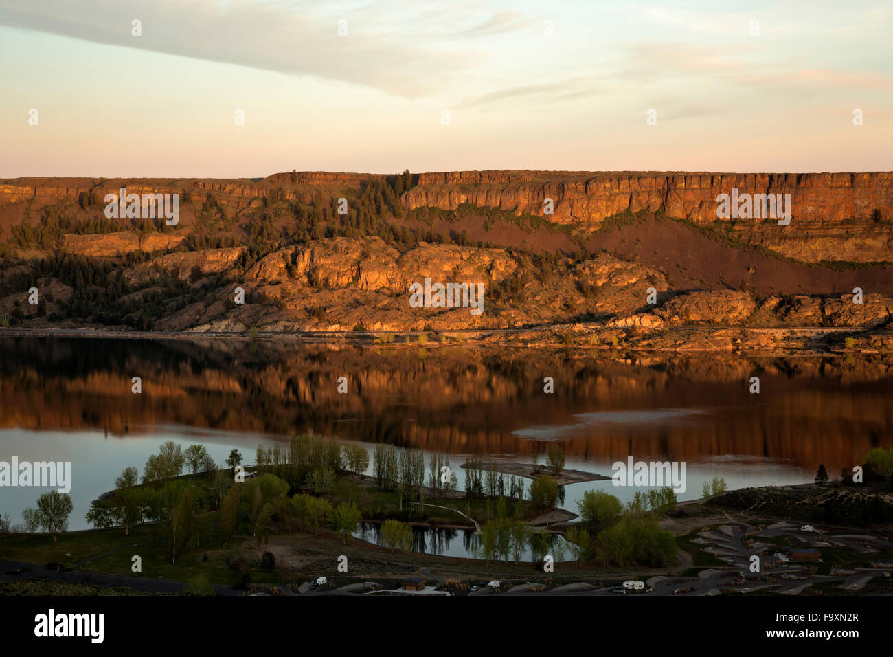 Vista del campeggio e diavoli Punch Bowl braccio delle sponde del lago da Steamboat Rock State Park in alto Grand Coulee. Foto Stock