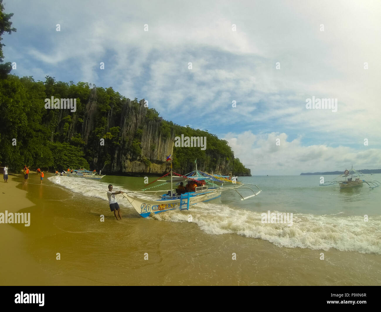 I turisti su una barca che arrivano presso la spiaggia delle isole Foto Stock