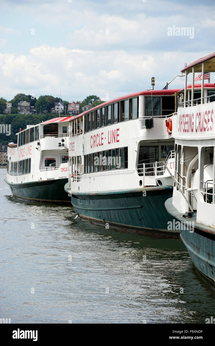 Circle Line Sightseeing Cruise imbarcazioni al West 42nd street pier 83  terminale. Manhattan,New York City, Stati Uniti d'America Foto stock - Alamy