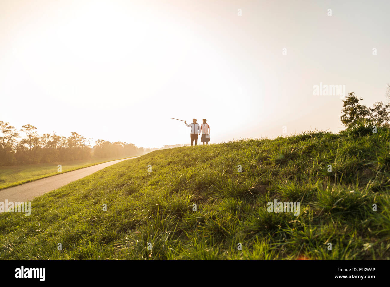 Coppia senior camminare con i bastoni da passeggio nella natura Foto Stock