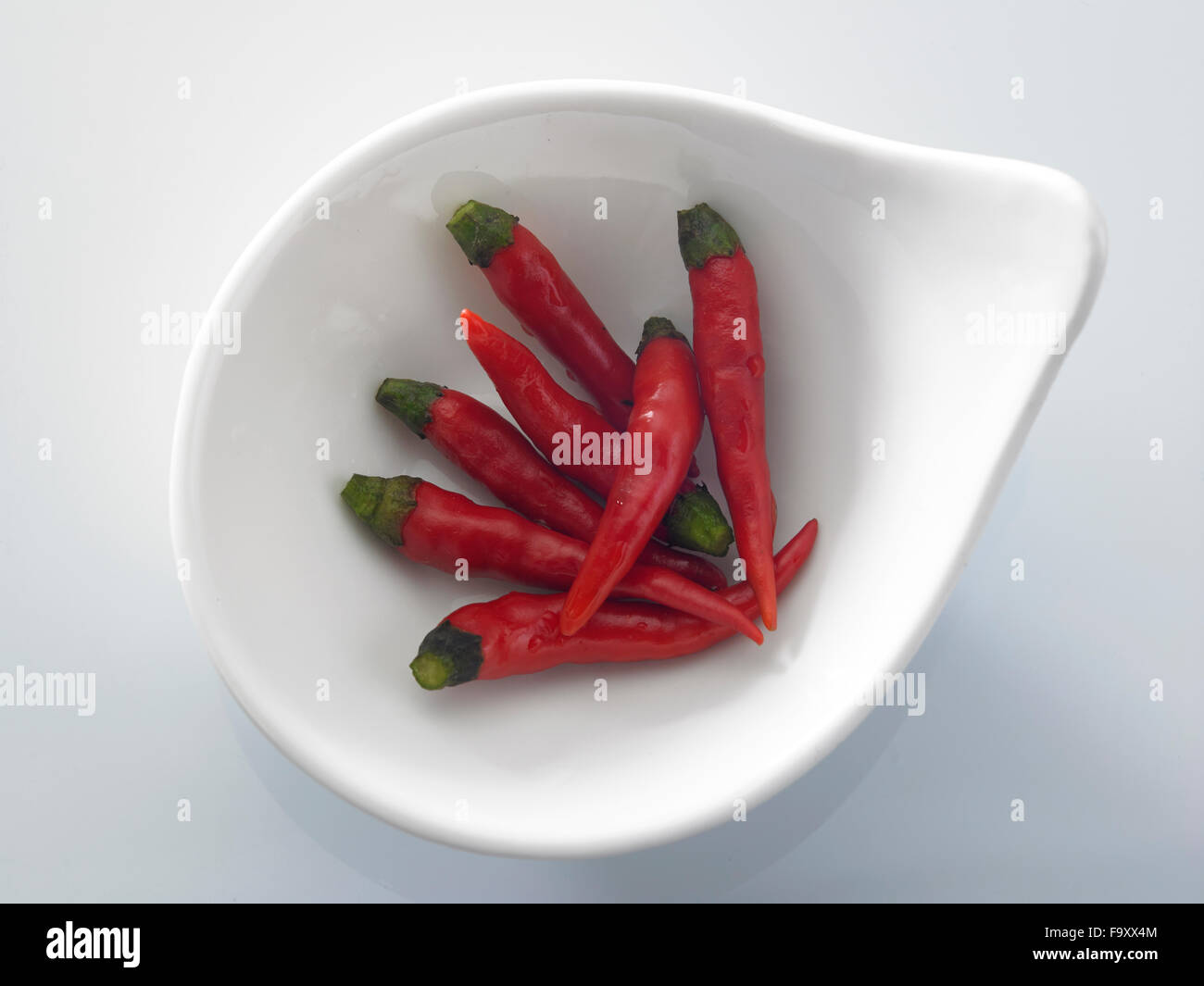 Piccolo red hot chili peppers in una ciotola bianco Foto Stock