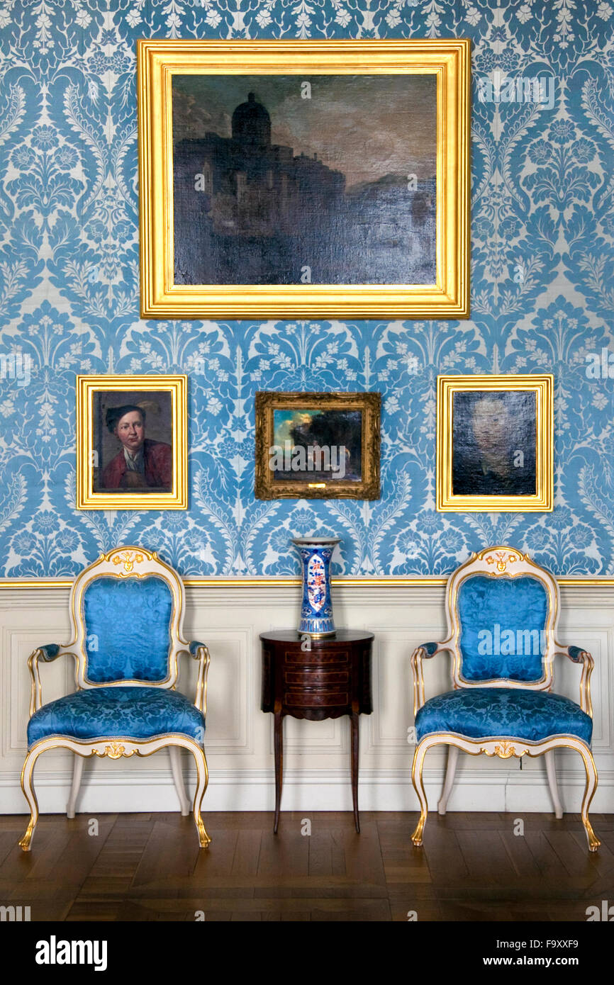 Blu, Oro e Bianco sedie imbottite e una parete di dipinti, interni di Rundale Palace in Lettonia Foto Stock