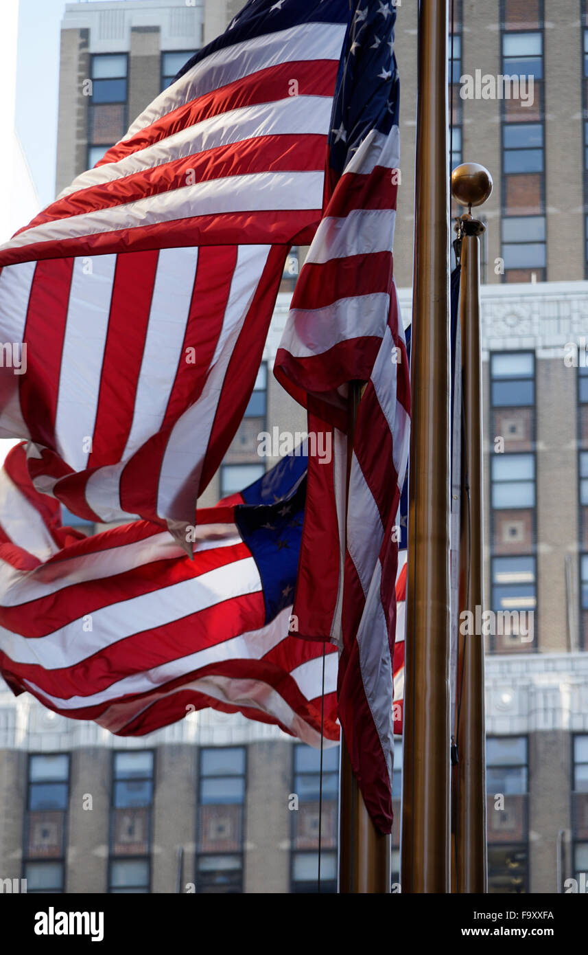 Gli Stati Uniti d'America bandiere sulla bandiera poli nella città di New York Foto Stock