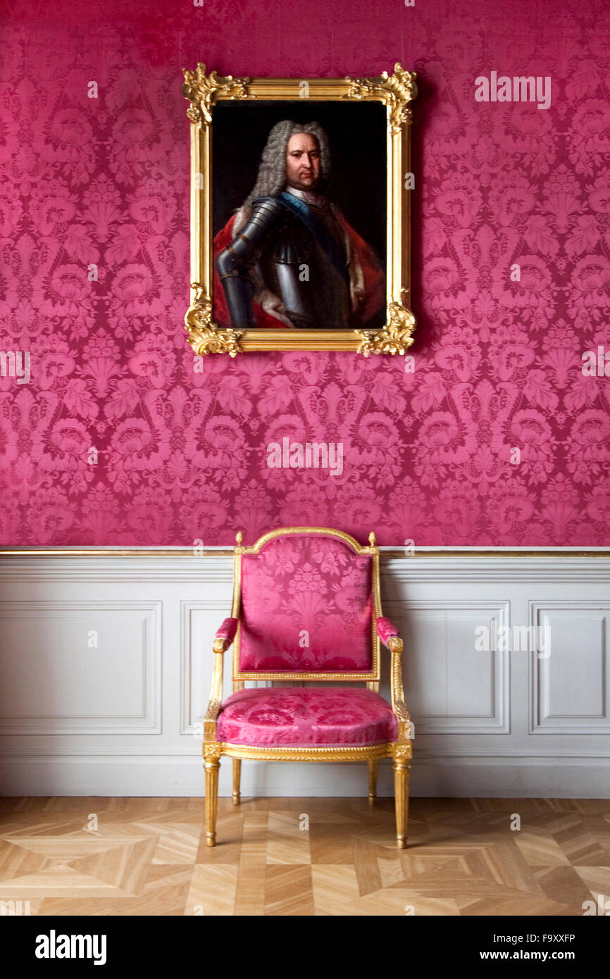 Golden imbottiti sedia rosa, interni di Rundale Palace in Lettonia Foto Stock