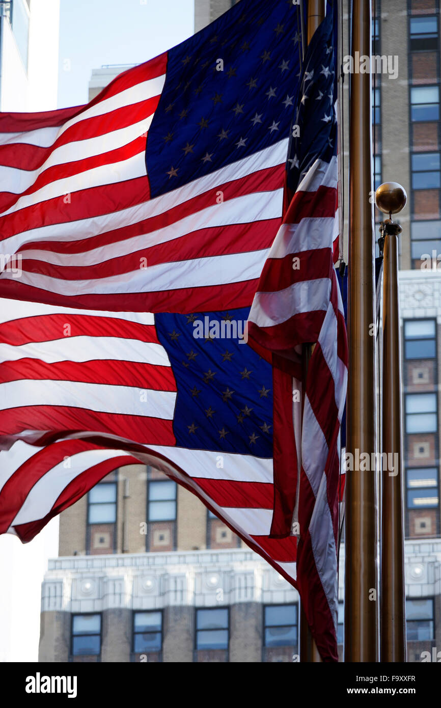 Gli Stati Uniti d'America bandiere sulla bandiera poli nella città di New York Foto Stock