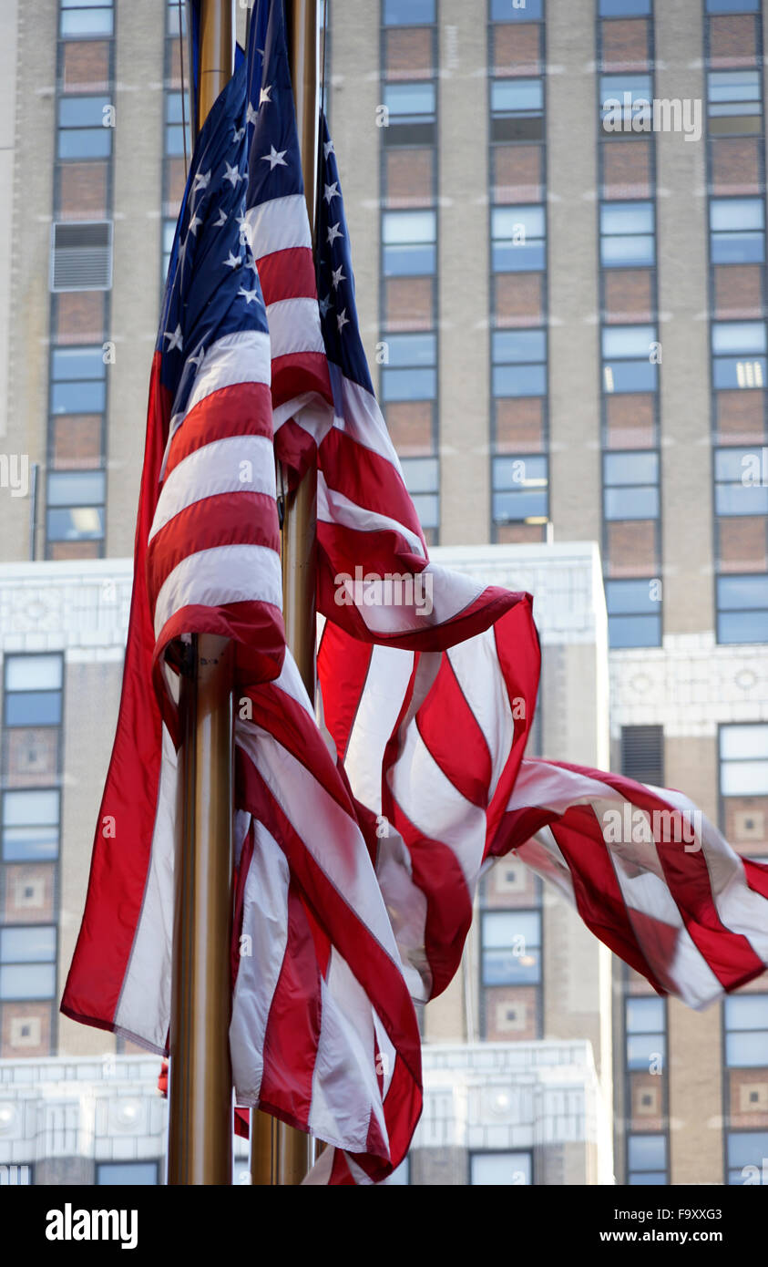 Gli Stati Uniti d'America bandiere sulla bandiera poli nella città di New York Foto Stock
