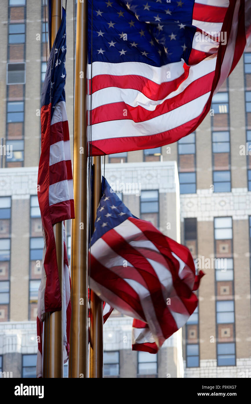 Gli Stati Uniti d'America bandiere sulla bandiera poli nella città di New York Foto Stock