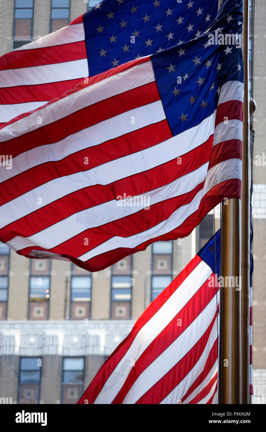 Gli Stati Uniti d'America bandiere sulla bandiera poli nella città di New York Foto Stock