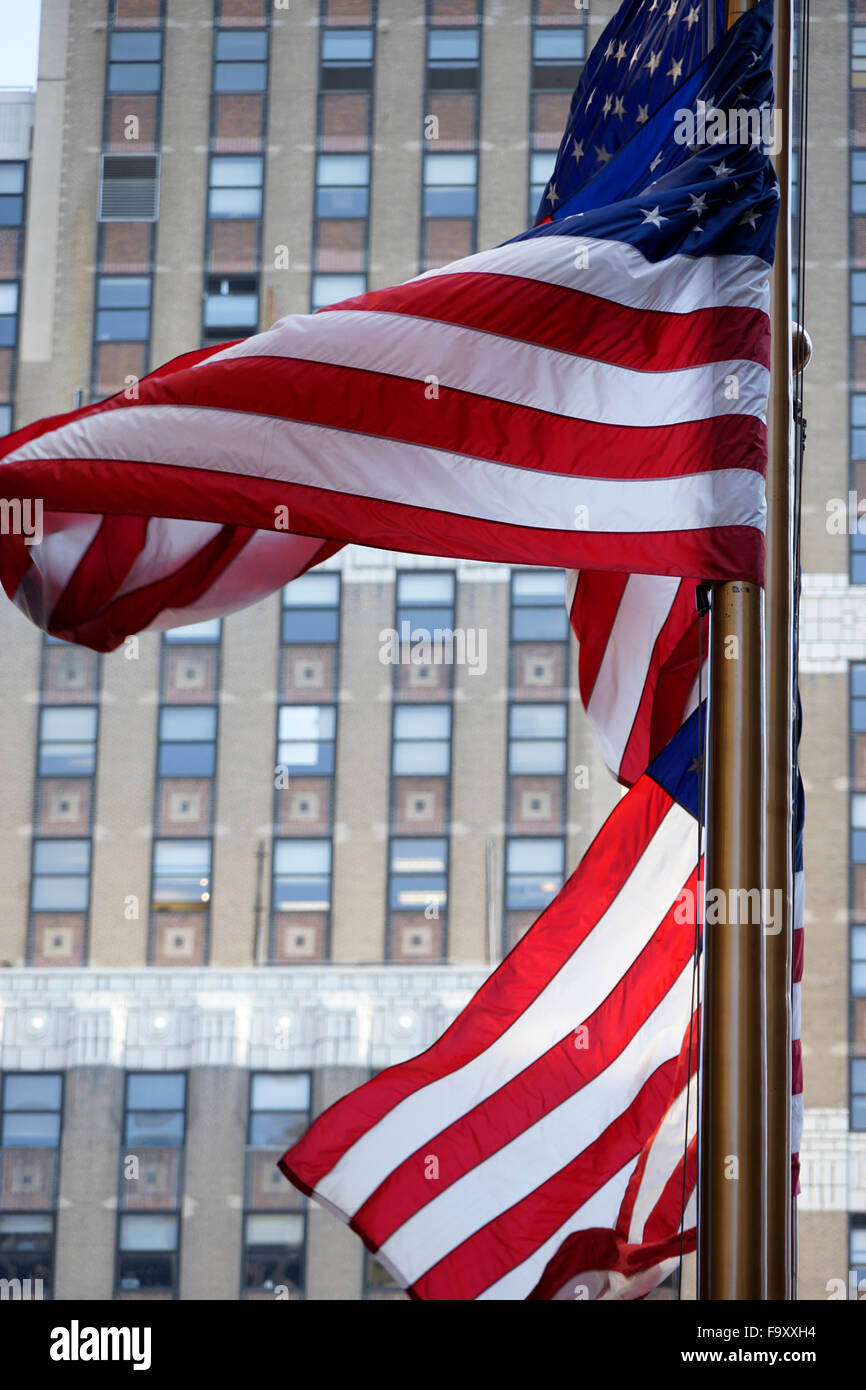 Gli Stati Uniti d'America bandiere sulla bandiera poli nella città di New York Foto Stock