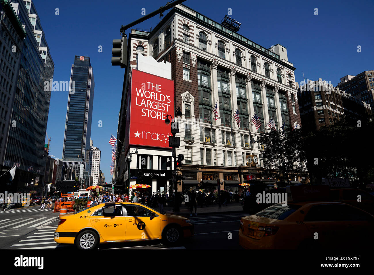 Giorno tempo vista di Macy's Department Store di Herald Square a New York con il traffico sulla 6th Ave e 1 Penn Plaza in vista, STATI UNITI D'AMERICA Foto Stock