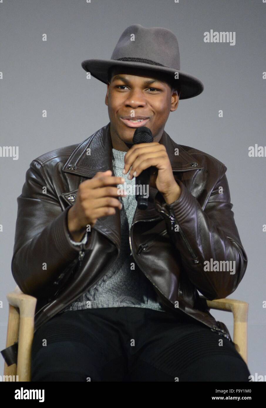 New York, NY, STATI UNITI D'AMERICA. Xviii Dicembre, 2015. John Boyega nel-l'aspetto del negozio per soddisfare l'attore: John Boyega da Star Wars: La forza si risveglia, il negozio Apple Store Soho di New York, NY Dicembre 18, 2015. Credito: Derek Storm/Everett raccolta/Alamy Live News Foto Stock