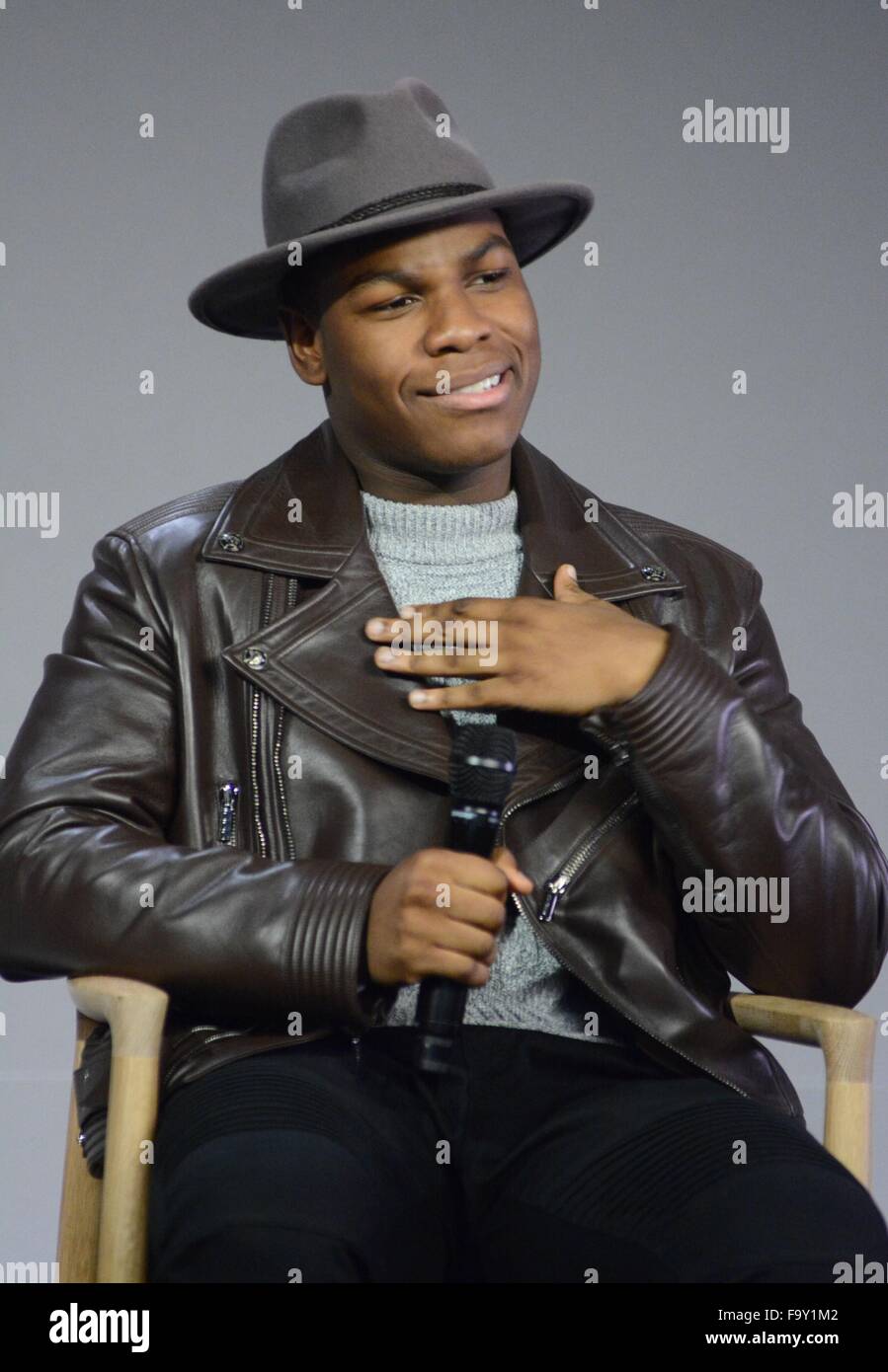 New York, NY, STATI UNITI D'AMERICA. Xviii Dicembre, 2015. John Boyega nel-l'aspetto del negozio per soddisfare l'attore: John Boyega da Star Wars: La forza si risveglia, il negozio Apple Store Soho di New York, NY Dicembre 18, 2015. Credito: Derek Storm/Everett raccolta/Alamy Live News Foto Stock