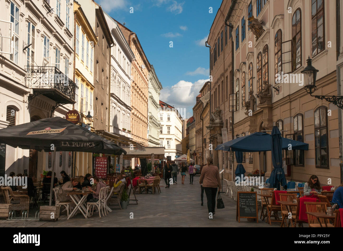 Stradine della città vecchia trambusto con caffè e ristoranti a Bratislava, in Slovacchia Foto Stock