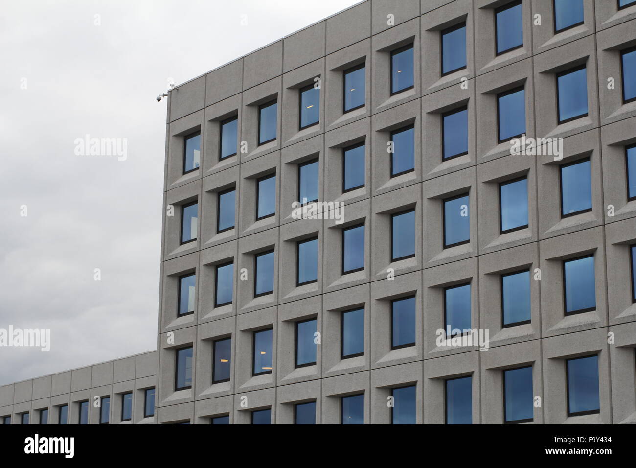 Finestre quadrate di un edificio in cemento con un modello regolare Foto Stock