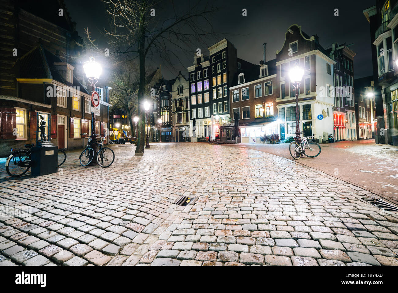 Oudekerksplein di notte a Amsterdam, Paesi Bassi. Foto Stock