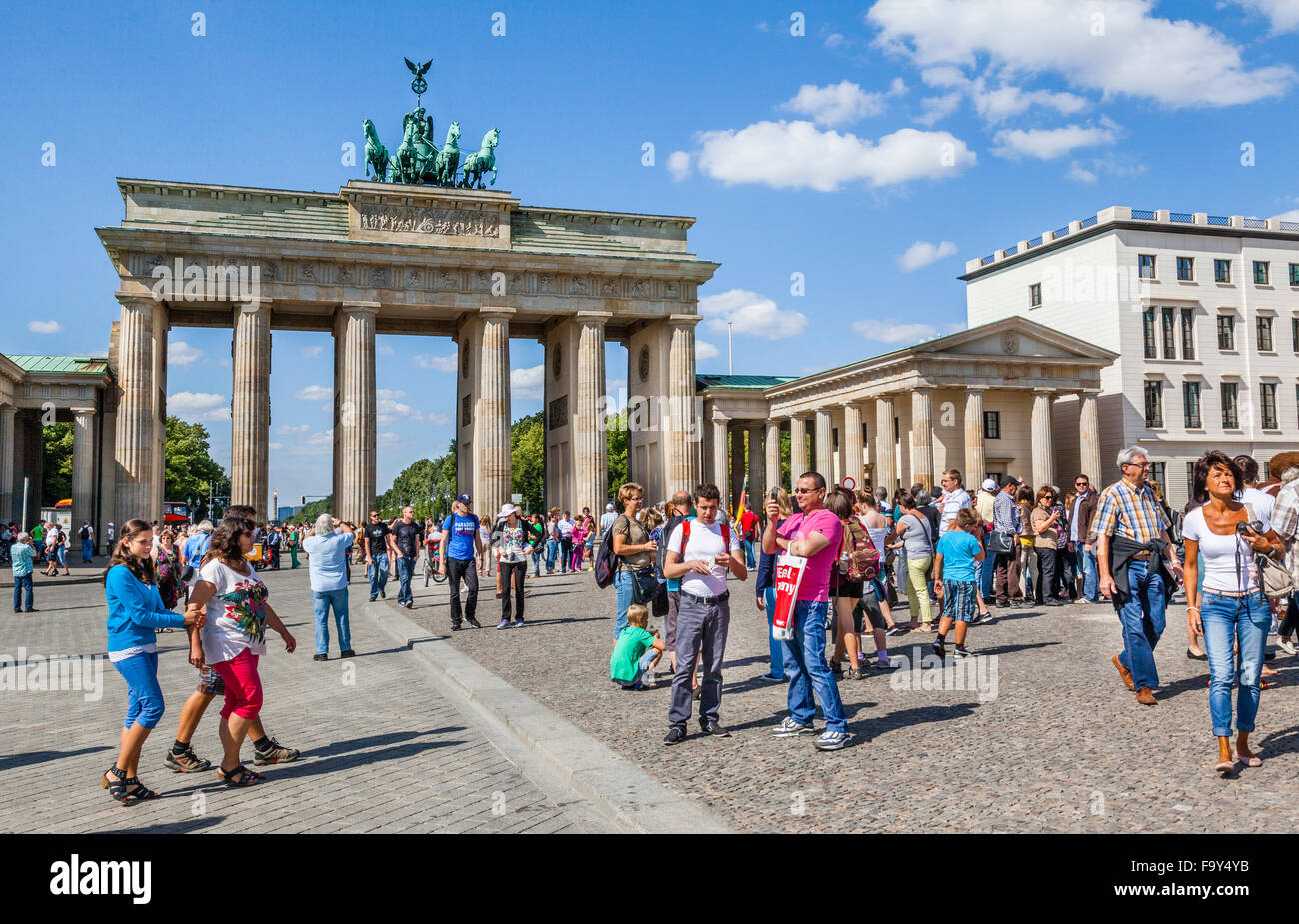 Germania Berlino Mitte, visitatore folle a Pariser Platz, la Porta di Brandeburgo Foto Stock