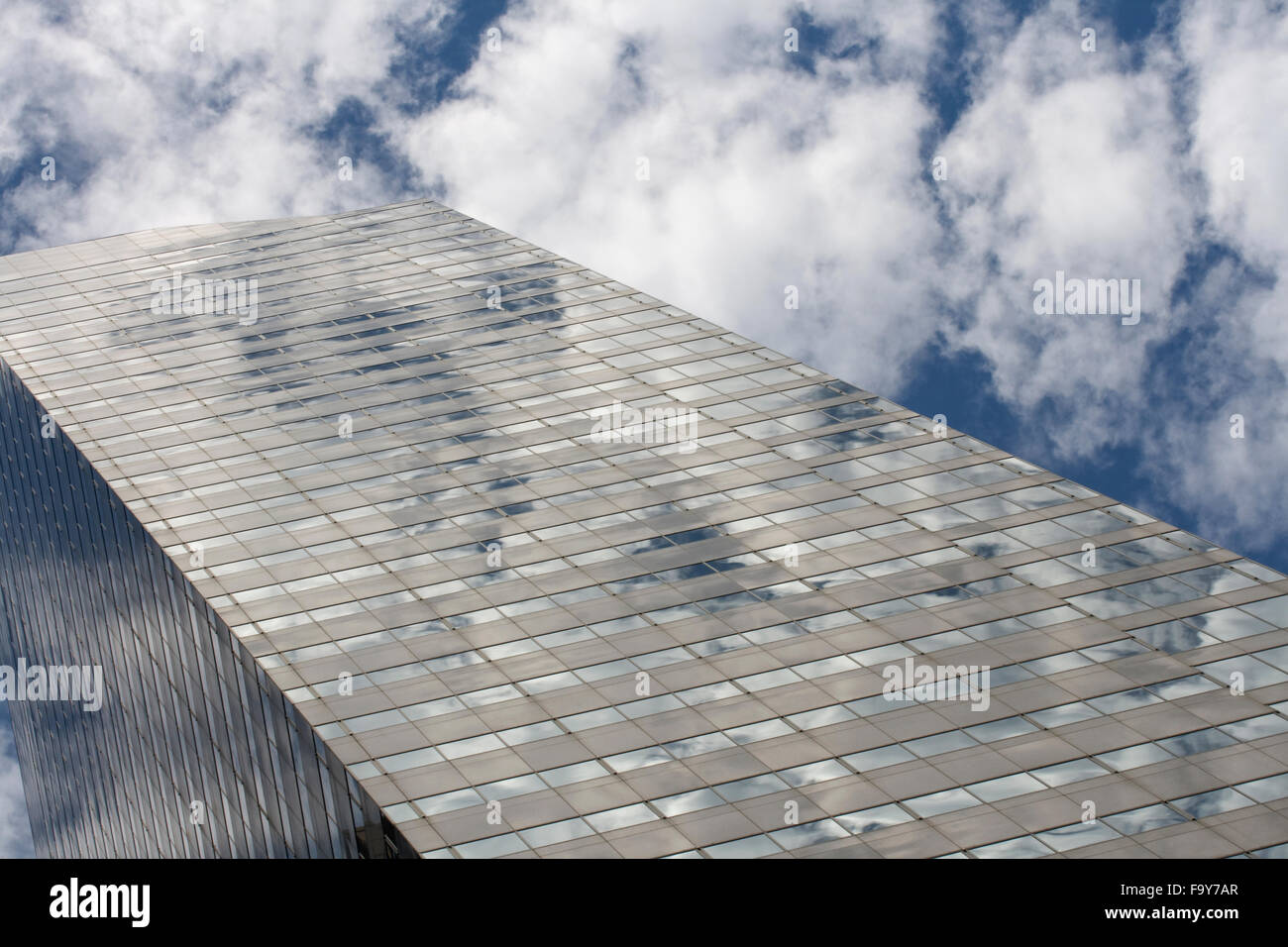 Il Cloud riflessioni su edificio moderno Foto Stock