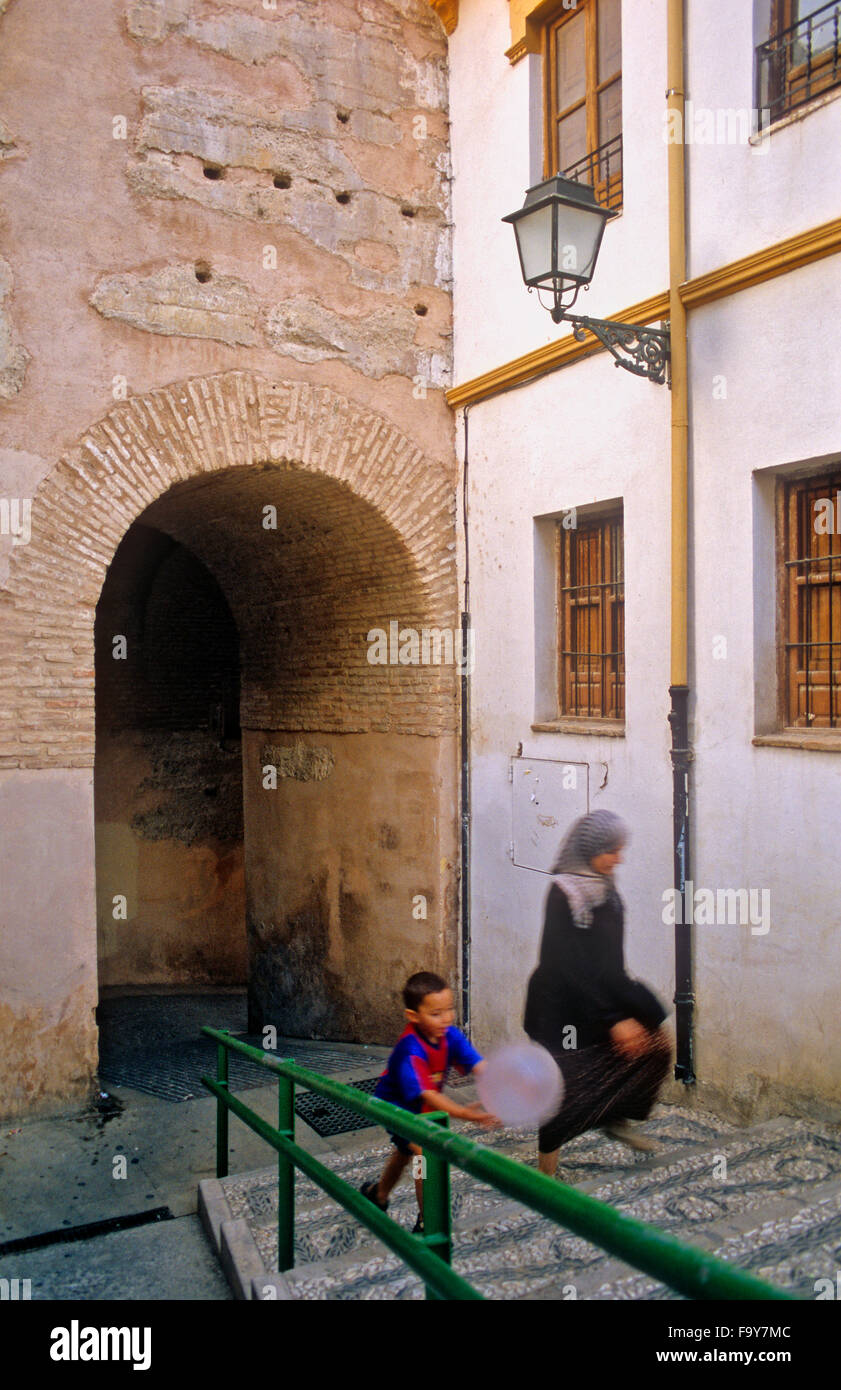 Arco de Las Pesas (arc pesi).Vicino a Plaza Larga. Quartiere Albaicín. Granada, Andalusia, Spagna Foto Stock