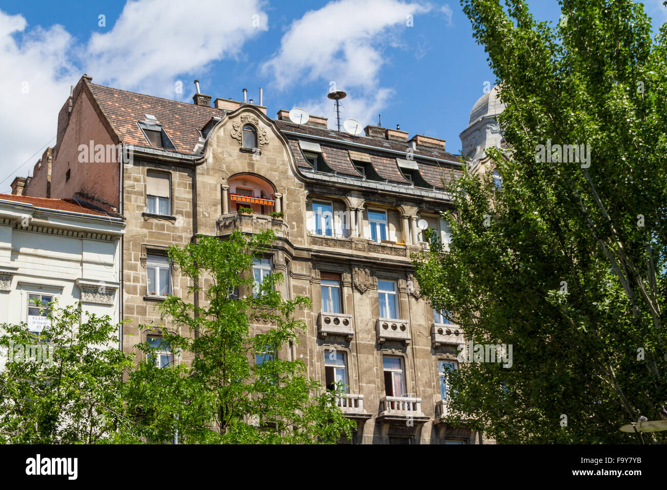 I tipici edifici del XIX secolo Buda nel quartiere del Castello di Budapest Foto Stock