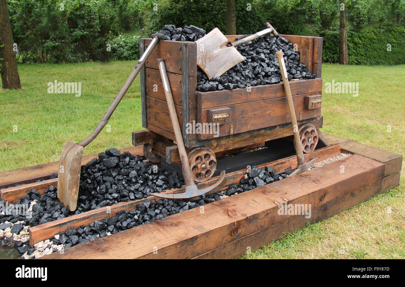 Rappresentazione di una annata di produzione mineraria del carbone con utensili a mano. Foto Stock