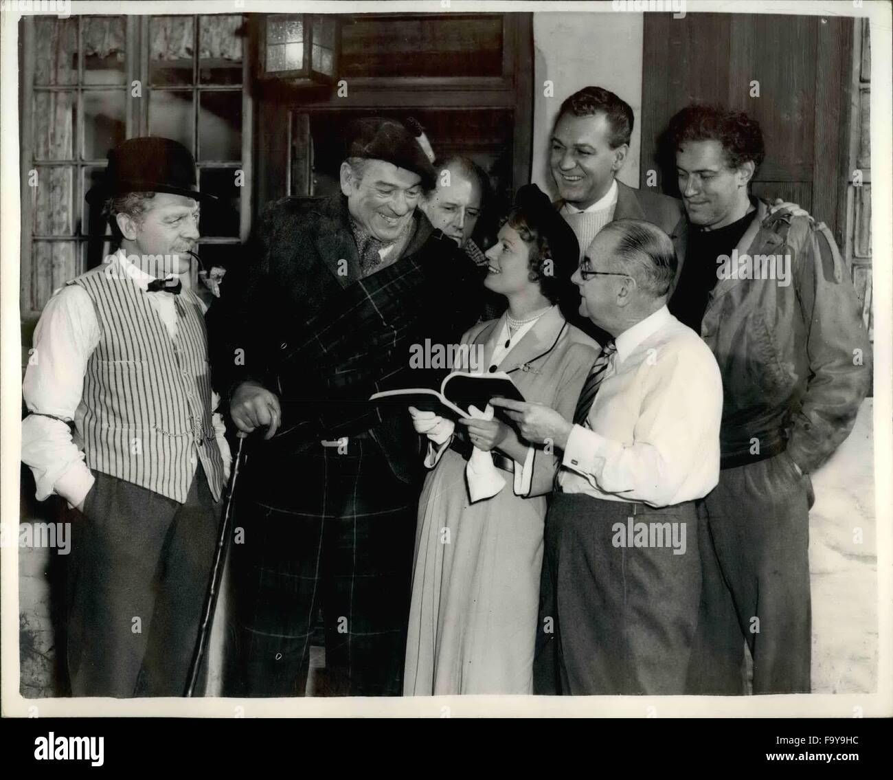 1954 - La ripresa ''Trouble In The Glen'' a Elstreet studiando lo Script: Le riprese le scene di interni della nuova pellicola ''Trouble in The Glen'' - che è in fase di co-diretto da screen star Anna Neagle e suo marito Herbert Wilcox ha iniziato oggi a Elstreet. Mostra fotografica di andare oltre lo script a Elstreet oggi sono Anna Neagle e Herbert Wilcox con L-R:- Eddie Byrne (locatore); Victor McLaglen; foresta Tucker e John McCullum. © Keystone Pictures USA/ZUMAPRESS.com/Alamy Live News Foto Stock