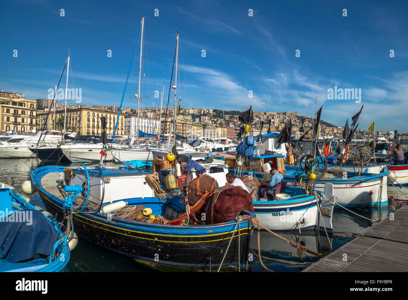 Colorata città vista di Napoli con le barche nel porto turistico di Mergellina e gli edifici resort sul lungomare seashore. Foto Stock