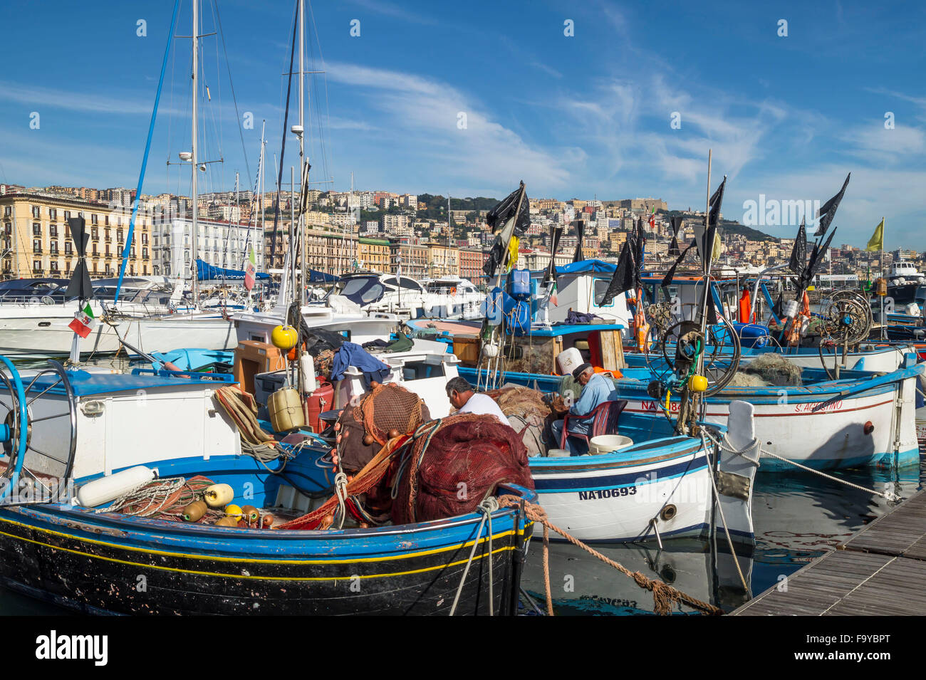 Colorata città vista di Napoli con le barche nel porto turistico di Mergellina e gli edifici resort sul lungomare seashore. Foto Stock
