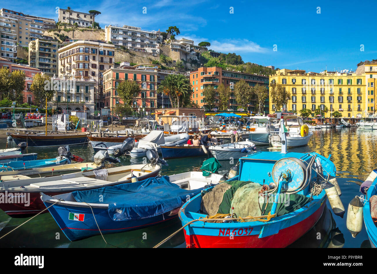 Colorata città vista di Napoli con le barche nel porto turistico di Mergellina e gli edifici resort sul lungomare seashore. Foto Stock