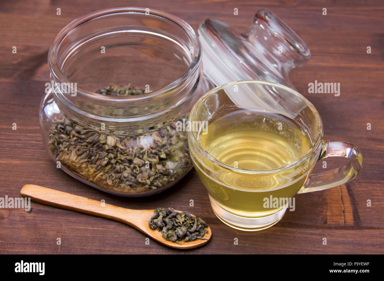 Tazza di tè verde sul tavolo di legno Foto Stock