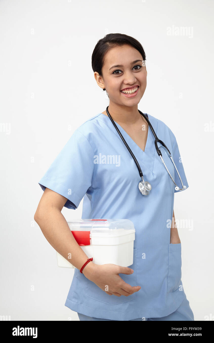 Femmina di un infermiere o un medico che trasportano un portatile kit di primo soccorso isolato su bianco Foto Stock