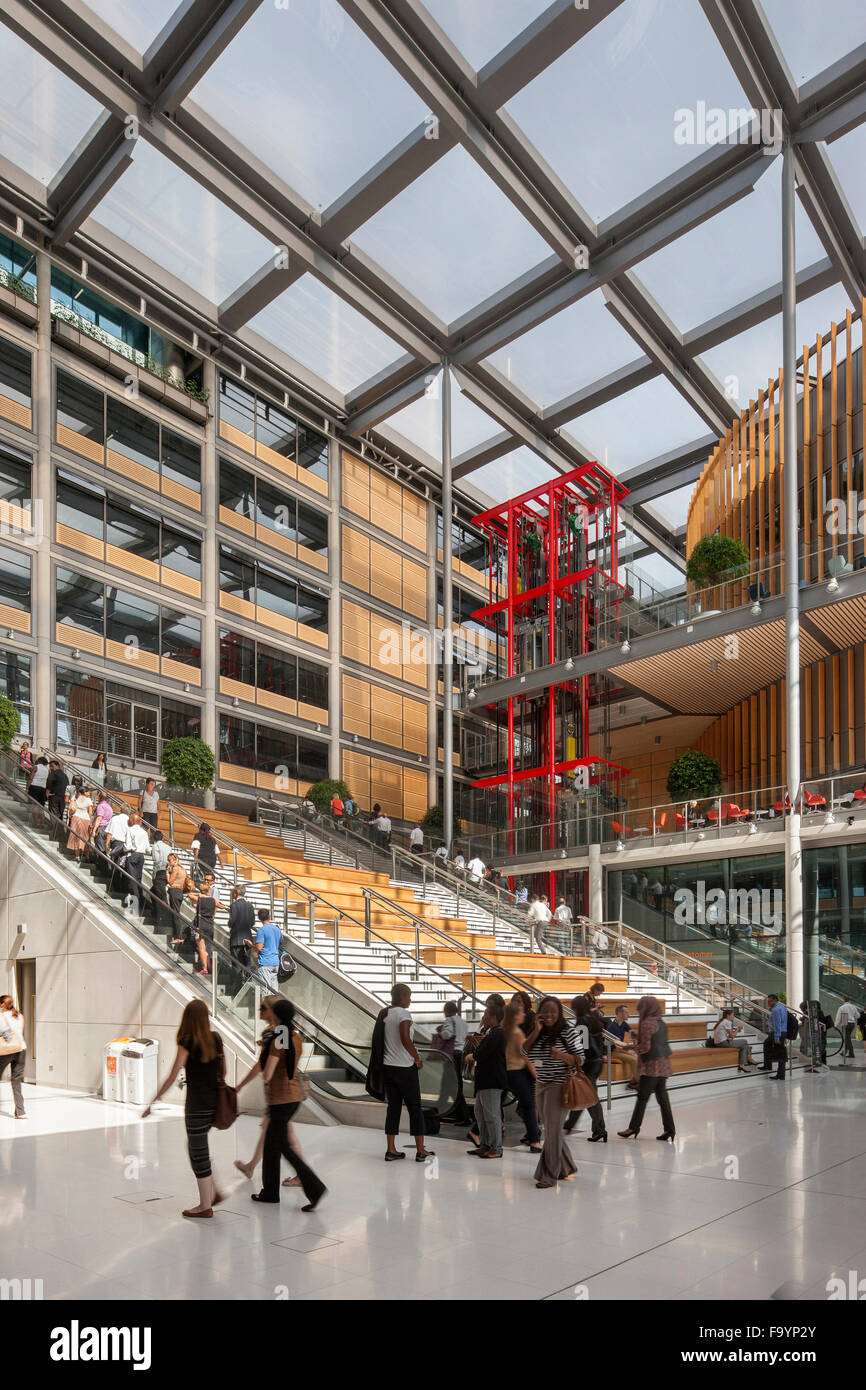Brent Civic Center e Wembley Libreria. Una grande e moderna struttura, con spazi aperti, piccole aree di lavoro e prenota pile. Foto Stock