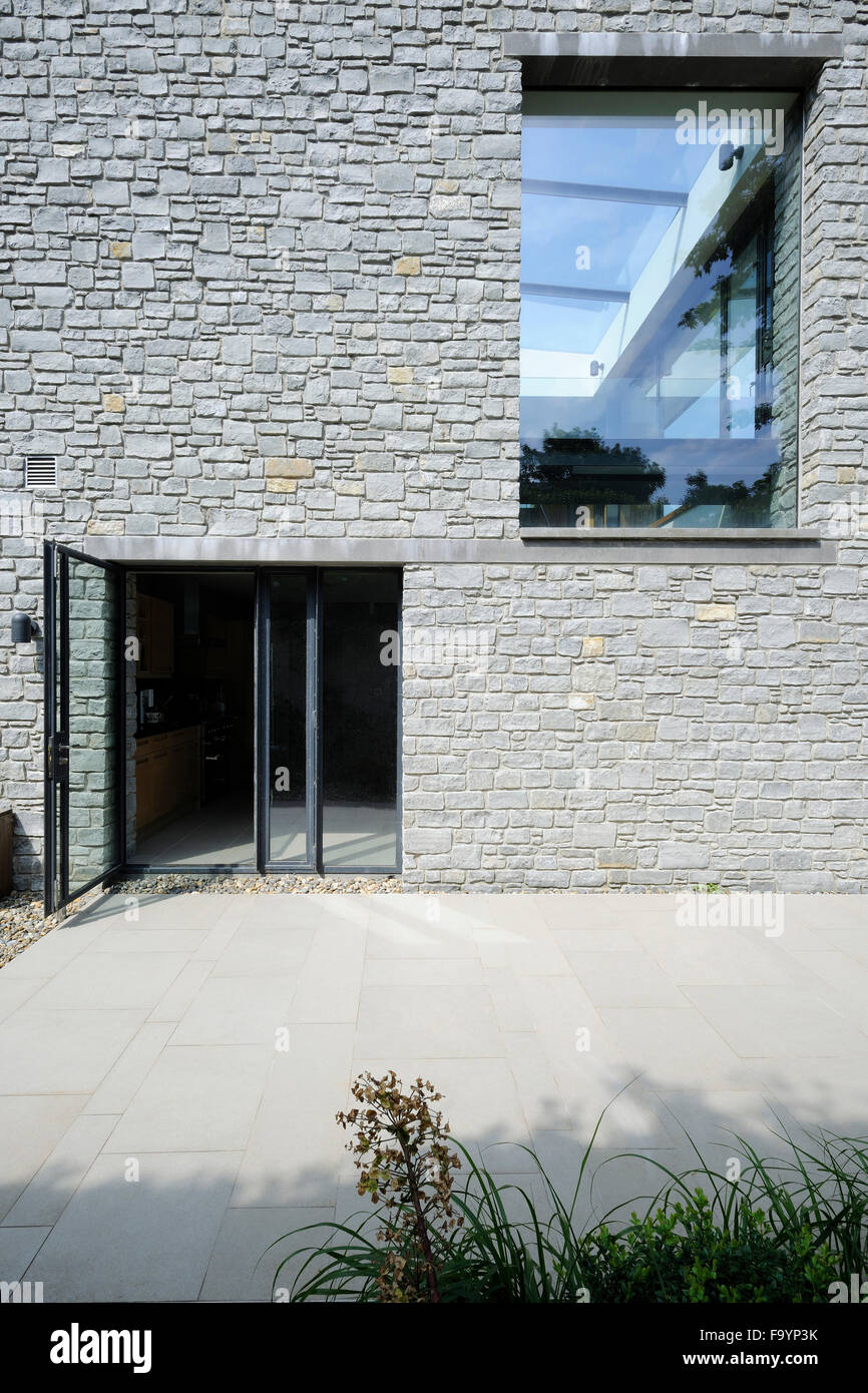 Una casa moderna in Brixham, una località balneare sulla costa sud. La cucina fine della casa con grande primo piano finestra. Foto Stock